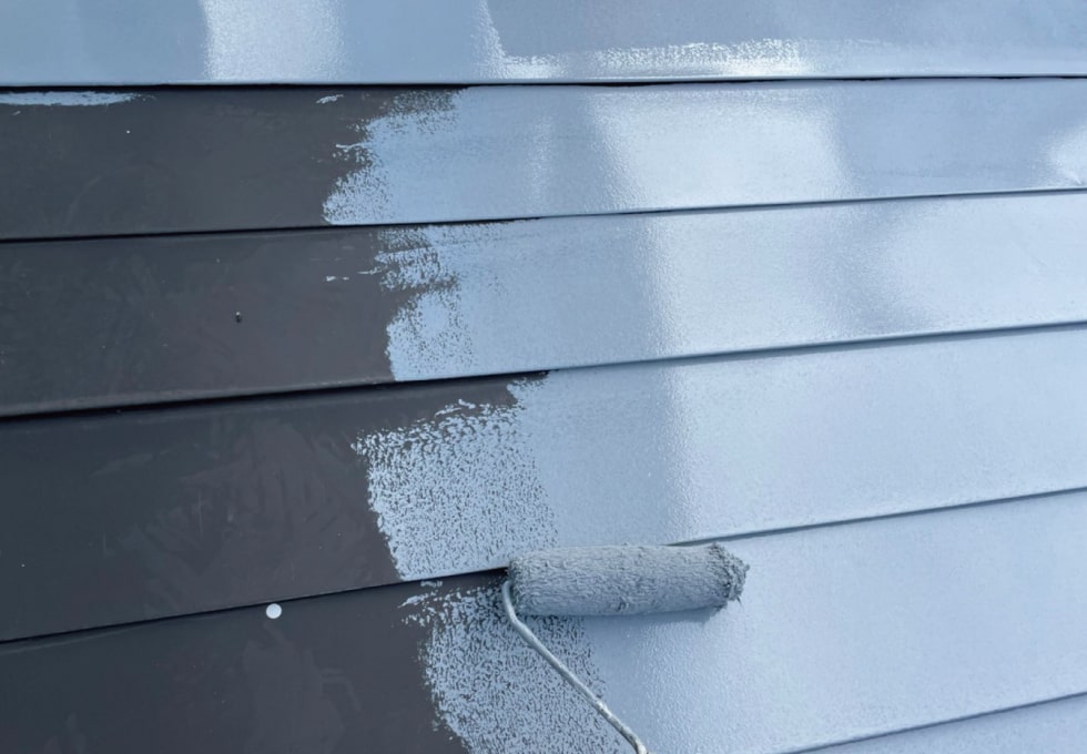 屋根を下塗りしている様子（岩沼市SY様低）