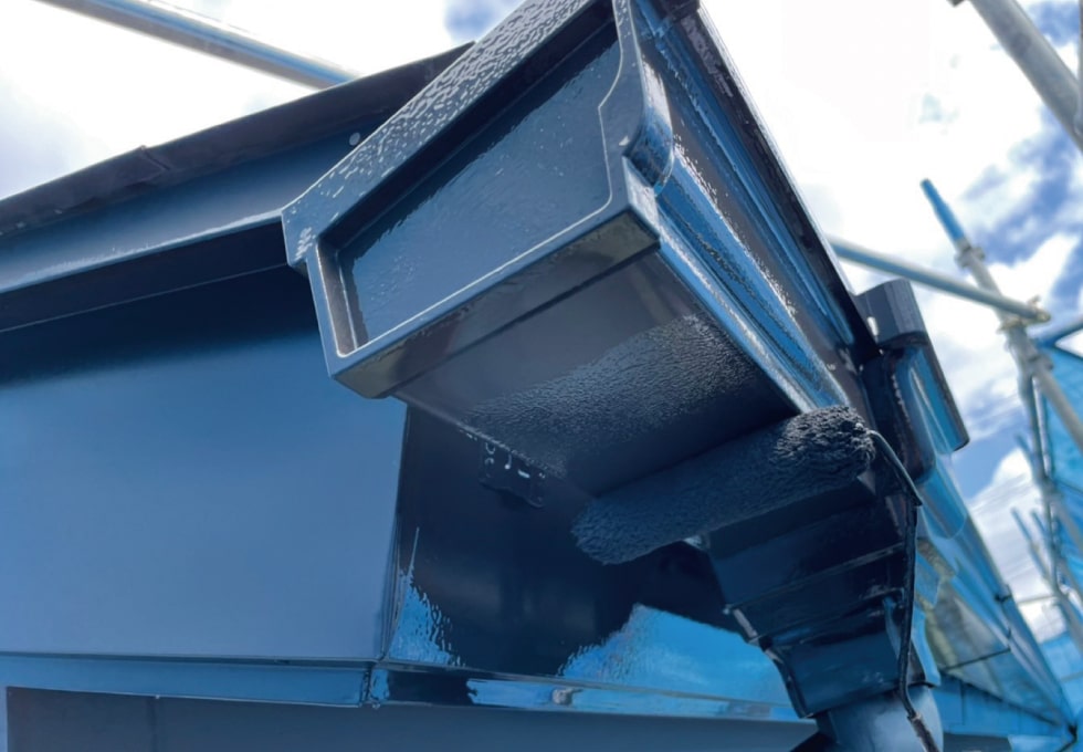 破風を下塗りしている様子（岩沼市SY様低）