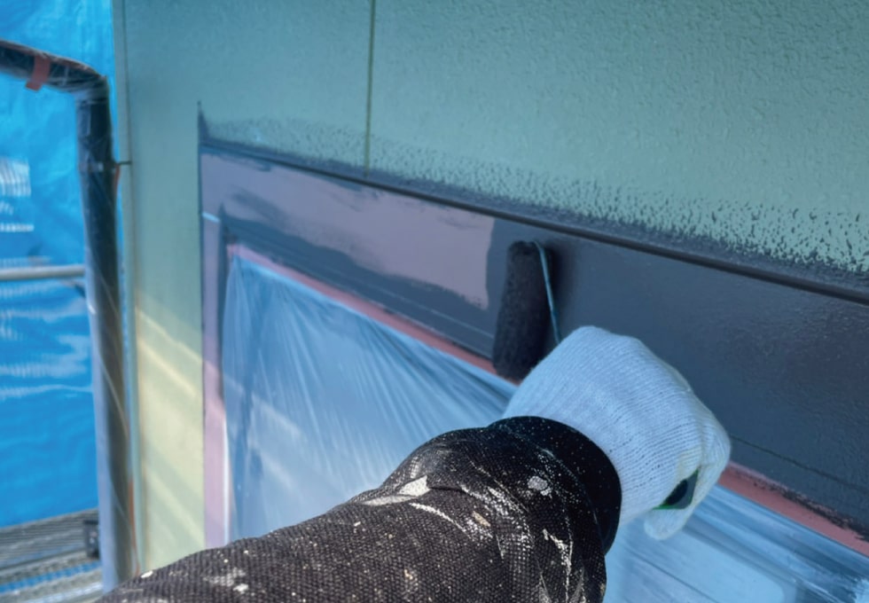 外壁・窓枠を下塗りしている様子（岩沼市SY様低）