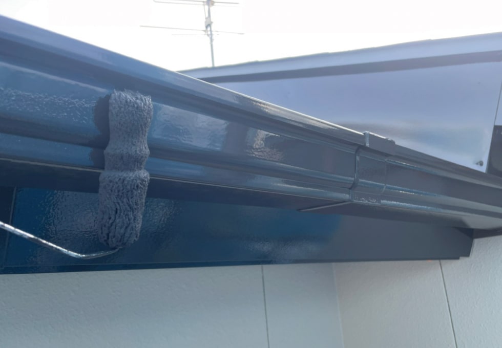 軒天をローラーで塗装する様子（岩沼市SY様低）