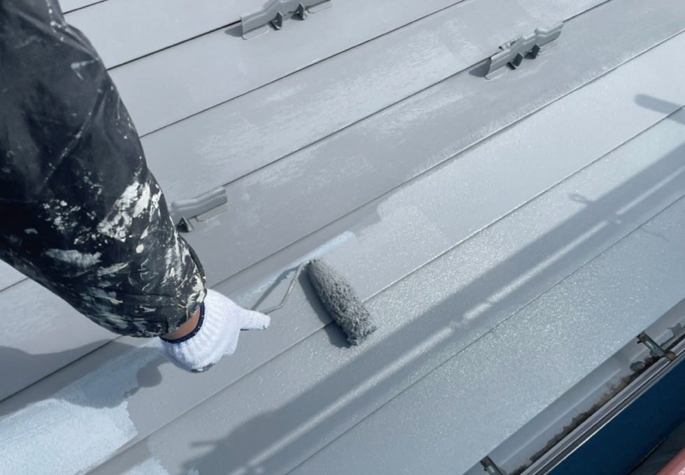 屋根を上塗りする様子（岩沼市SY様低）