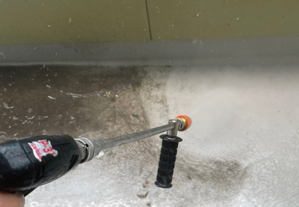 土間コンクリートを高圧洗浄する様子（岩沼市SY様低）