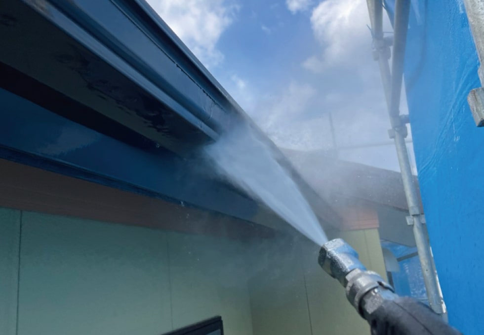 軒天を高圧洗浄する様子（岩沼市SY様低）