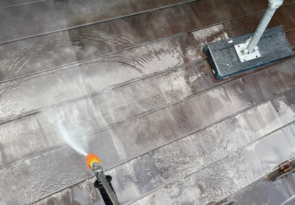 屋根を高圧洗浄する様子（岩沼市SY様低）