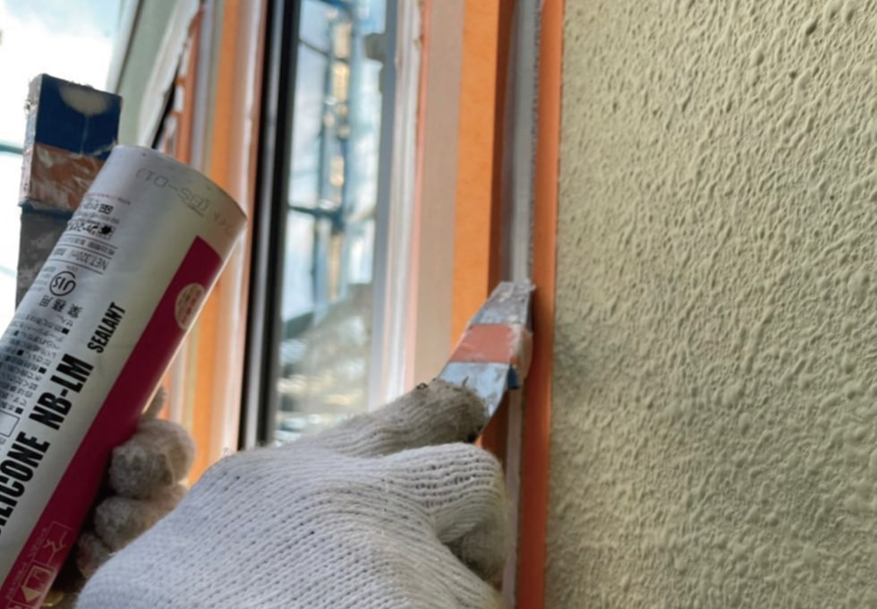 コーキング表面をヘラでキレイに処理している様子（岩沼市SY様低）