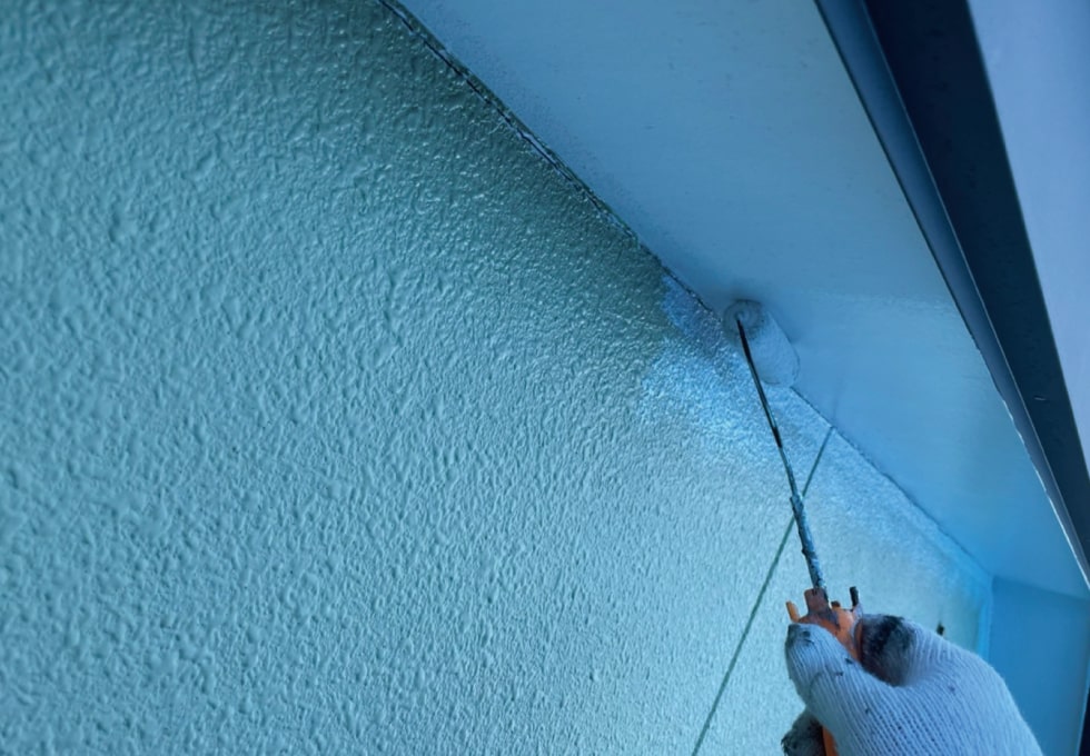 屋根下をローラーで下塗りしている様子（岩沼市SY様低）