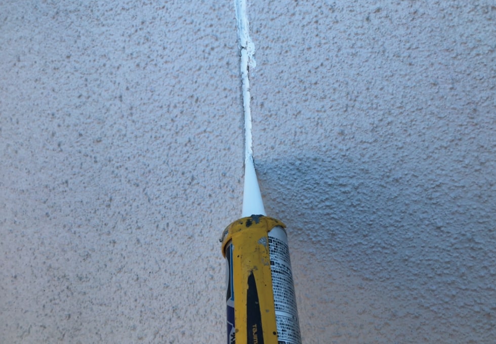 T様邸、外壁シーリング材を注入する様子