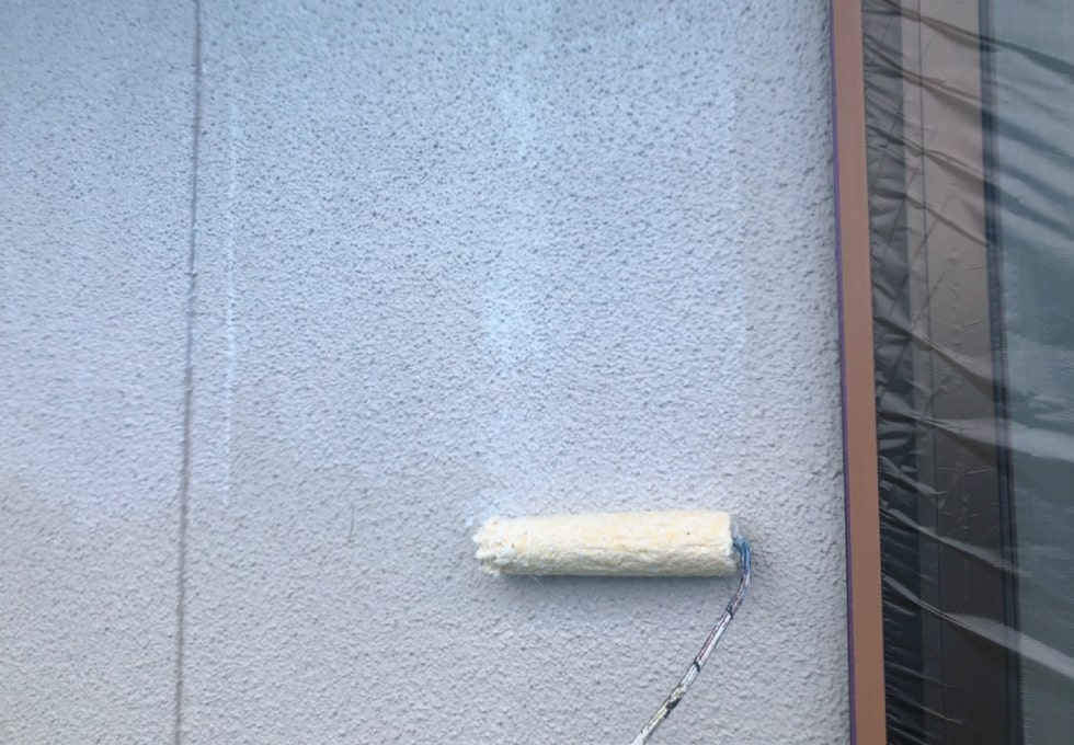 T様邸の外壁、下塗りの様子