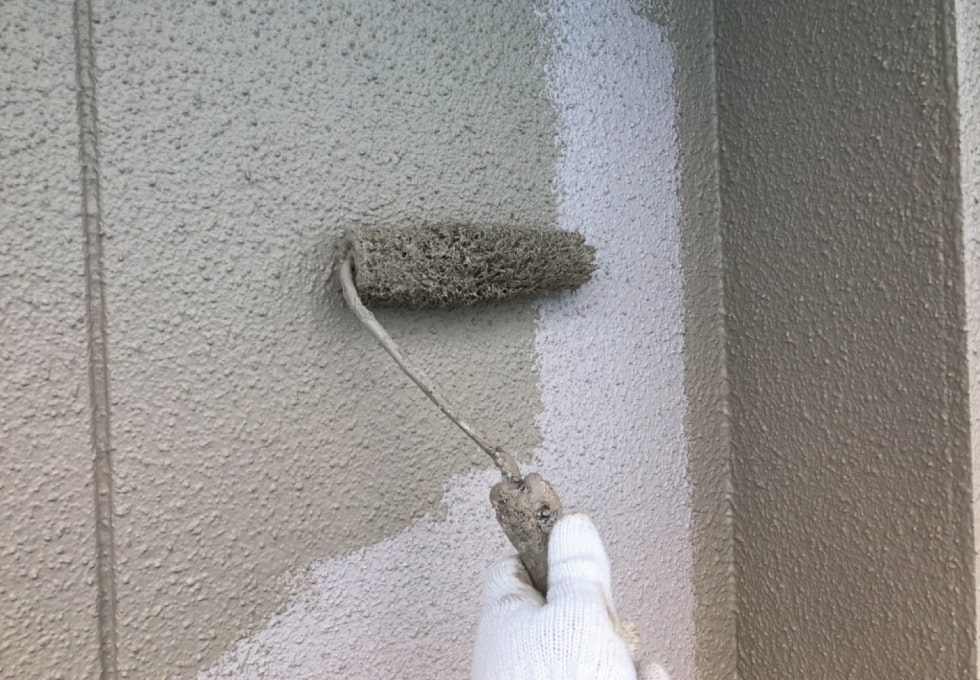 T様邸の外壁、中塗りの様子