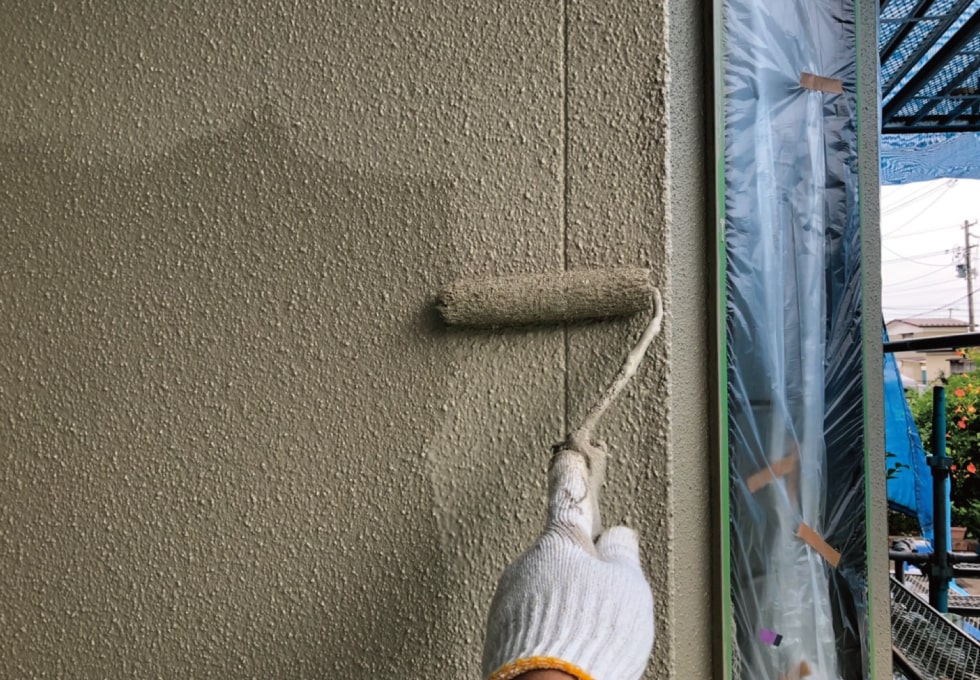 T様邸の外壁、上塗りの様子