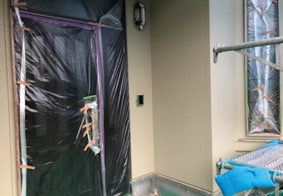 T様邸、玄関周りの塗り替えの様子