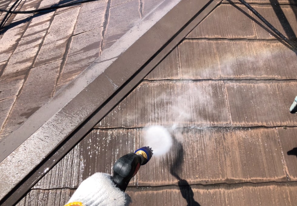 T様邸、コロニアル屋根を洗浄する様子