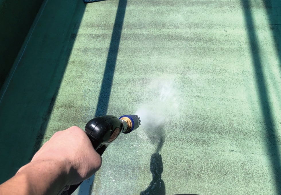 T様邸、ベランダ床を高圧洗浄する様子