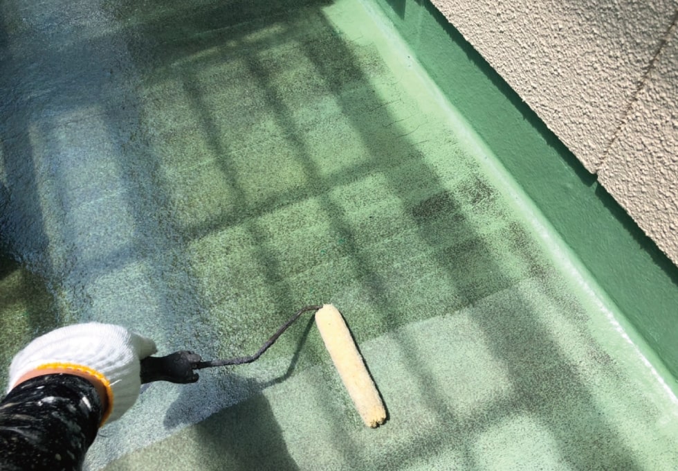 T様邸、ベランダ床の下塗り