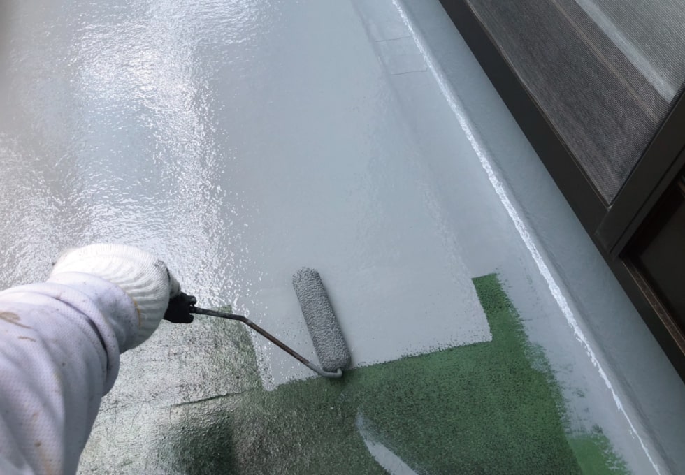 T様邸、ベランダ床の上塗り中