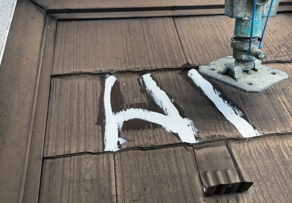 T様邸、コロニアル屋根のヒビ割れ補修（１）