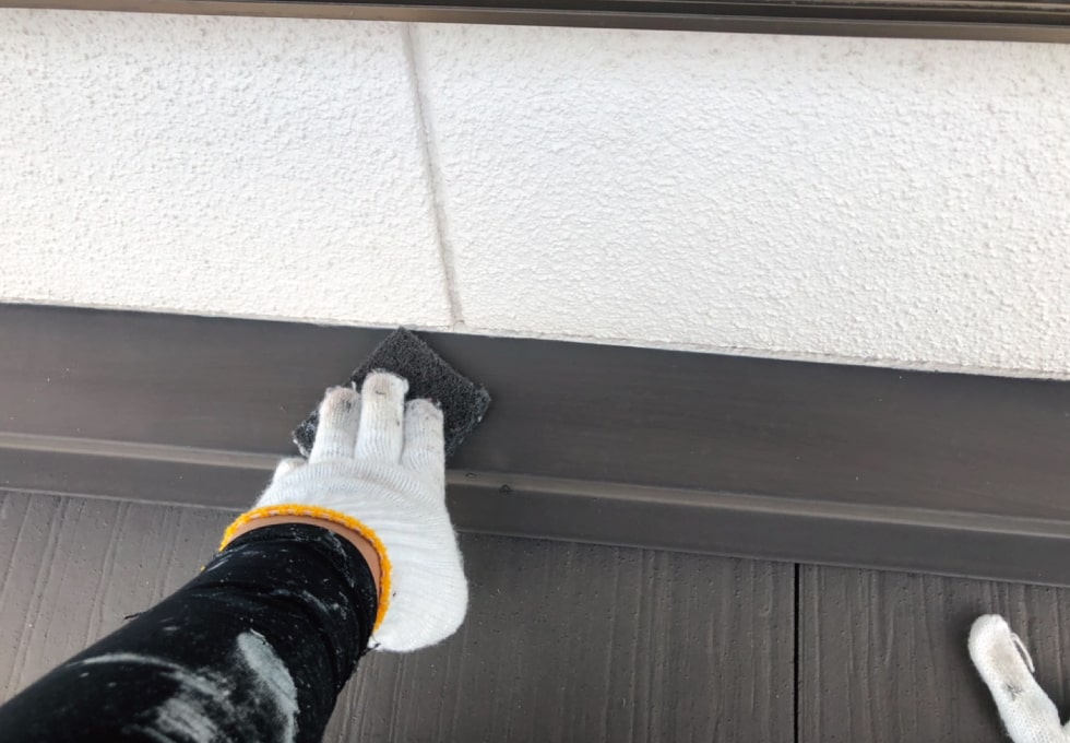 T様邸、屋根のケレン作業