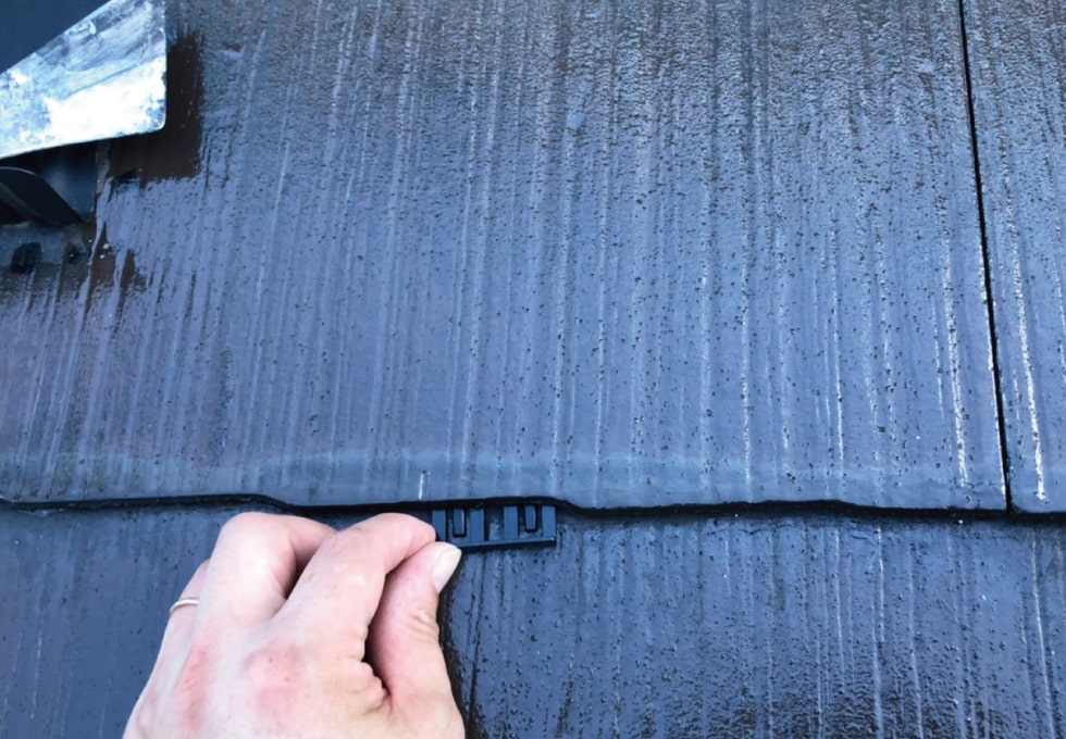 T様邸、コロニアル屋根にタスペーサーを設置している様子