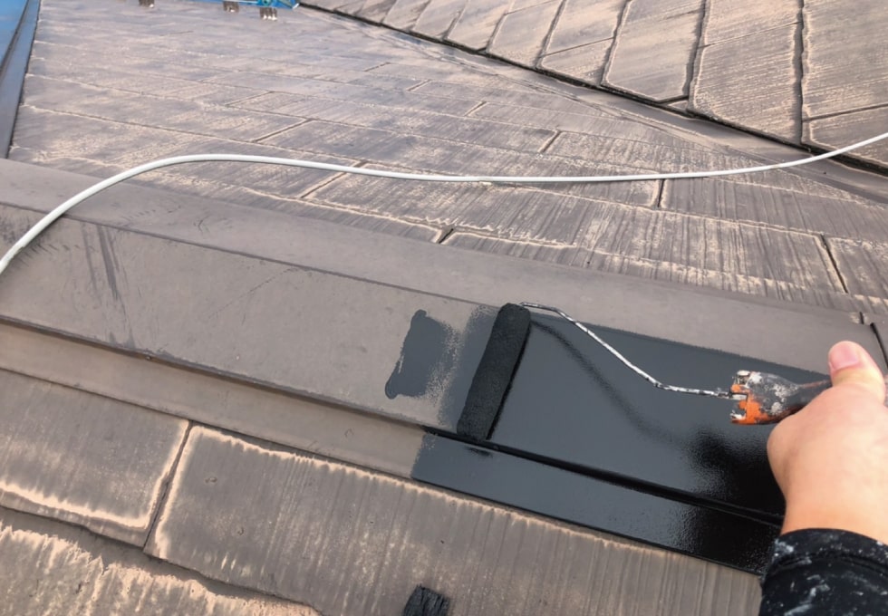 T様邸コロニアル屋根の下塗りの様子