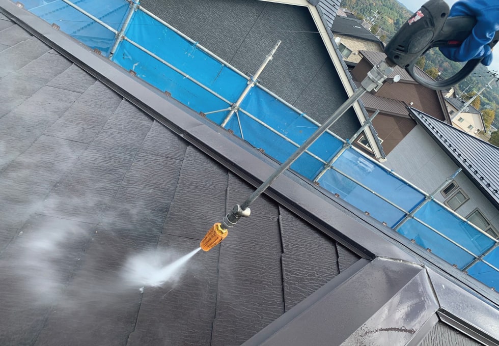 宮城県石巻市I様邸、屋根を高圧洗浄する様子