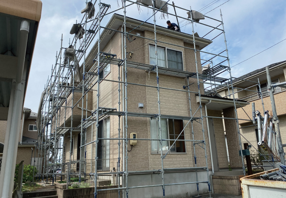 泉区K様邸。足場を組む様子