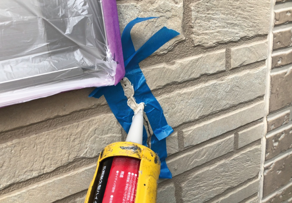 泉区K様邸。窓枠下のヒビ割れをコーキングで補修している様子