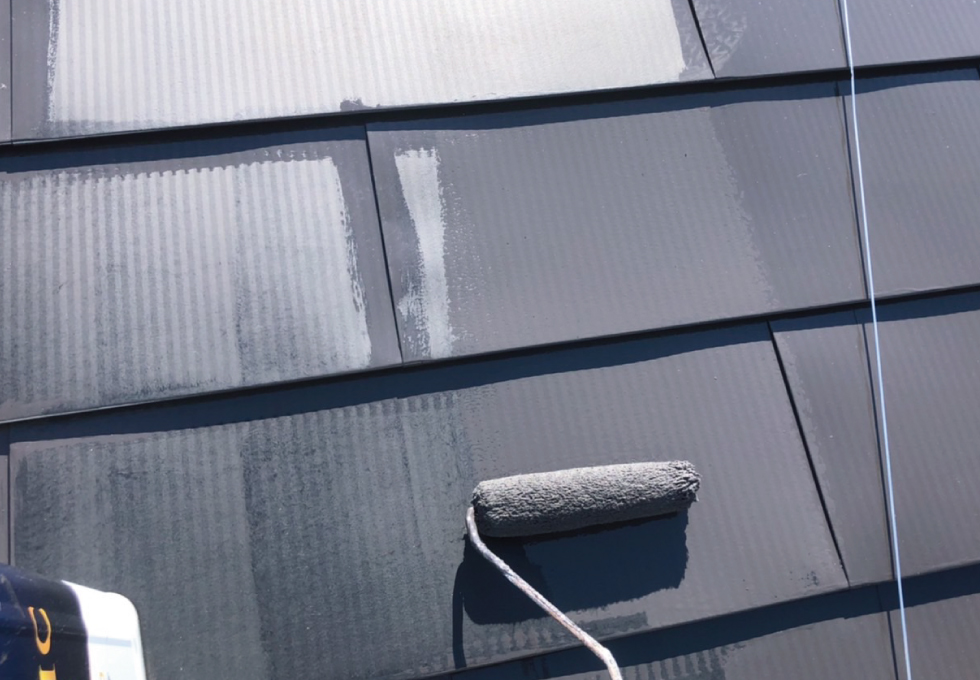 泉区K様邸。屋根ラジカル塗装中塗り