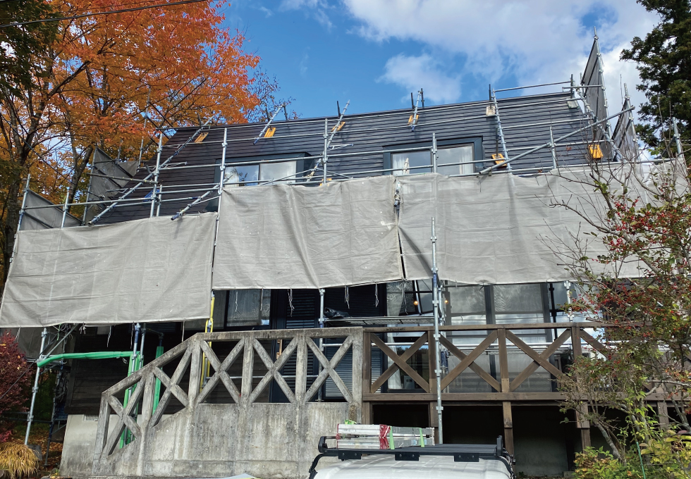 縁甲板の住宅塗り替え前の足場組み立ての様子