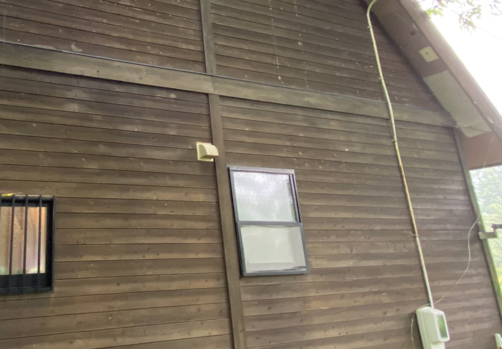 劣化した縁甲板の外壁の状態を撮影した写真