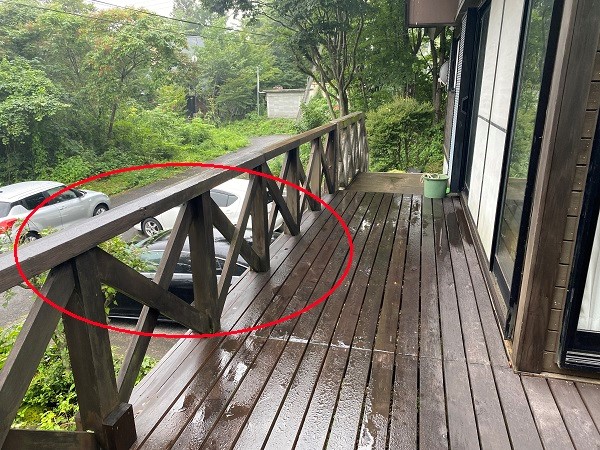 縁甲板のウッドデッキを囲う木製のフェンス